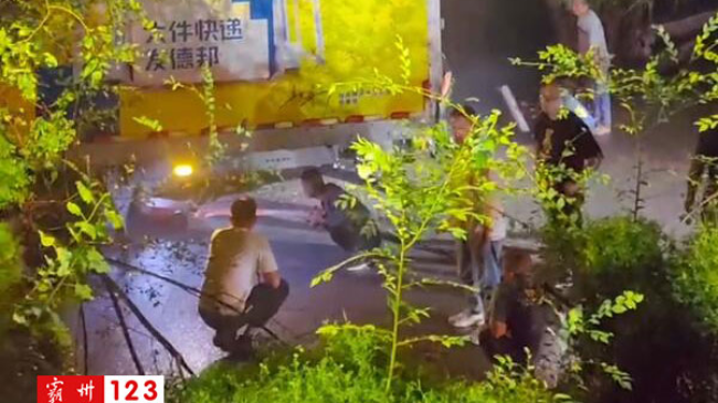 夜间救援现场！车陷霸州村边泥坑